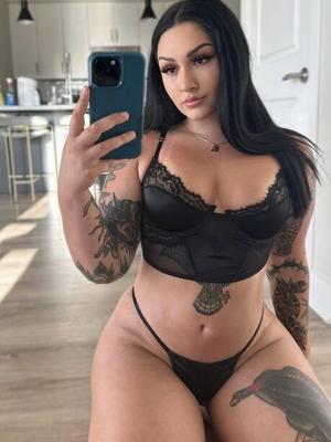Garota tatuada curvilínea