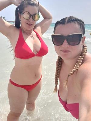 ビーチの熟女