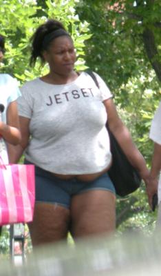 Super gostosa e gorda garota negra PEEK A BOO Belly Saggy Fun BIG EBONY