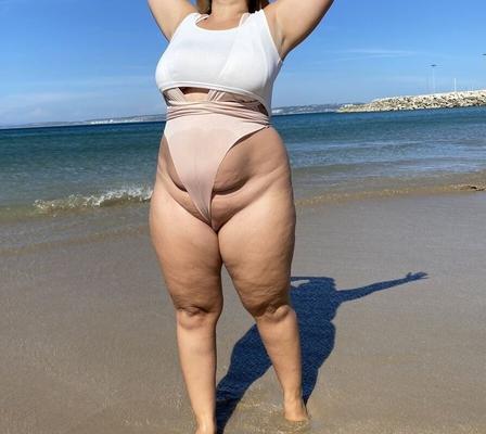 Madura em playa mostrando tudo