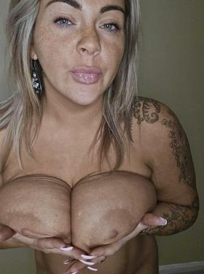 Wunderschöne kurvige MILF Kae