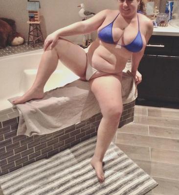 外で着ているビキニの別の写真は若いぽっちゃり系が好きですか？
