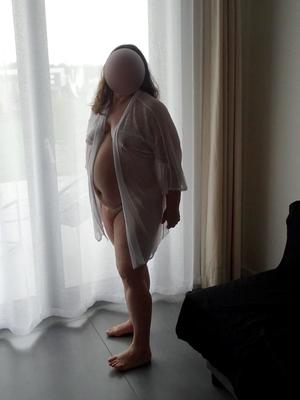 垂れ下がったおっぱいのぽっちゃりモデル