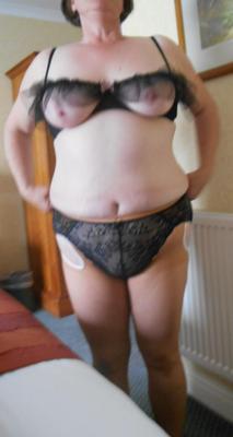 Femme attendant une baise à l'hôtel