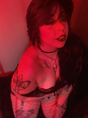 CHUBBY TATTED GOTH GIRL