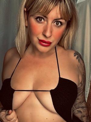 曲線美のイギリス人熟女はポーズをとってからかうのが大好き