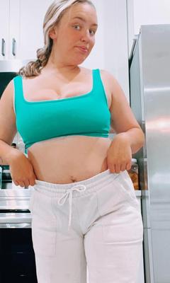 脂肪のおっぱいを持つぽっちゃり金髪若い熟女