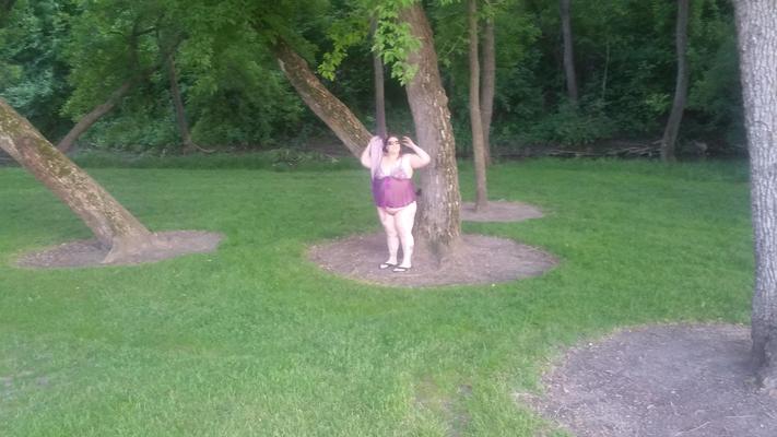 BBW Brat Poppyjayが再び公園で点滅します