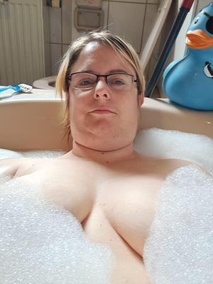 Michaela dans Der Wanne und Dusche