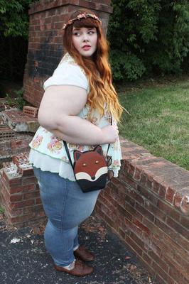 ファッションフォックスセクシーなSSBBWインフルエンサーとエロティックモデル