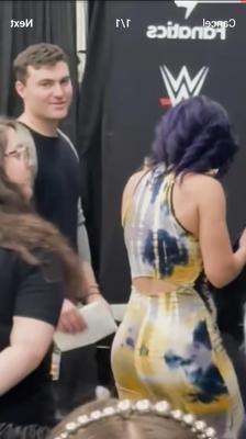 Звезда WWE Bayley Fat Ass в платье
