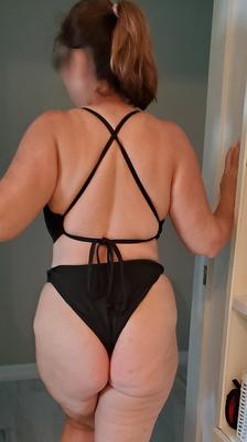 それから彼女は尋ねました....「このビキニは私のお尻を太りすぎにしますか？」