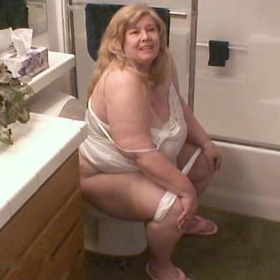 トイレでうんちをしているカービーシャロン