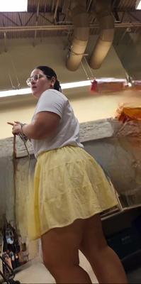BBW en mini-jupe des jambes épaisses