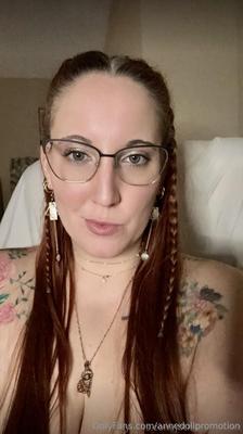 J b riesige Arsch große Brüste bbw tätowierte Frau mit Brille gemischt Schuss