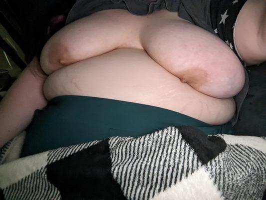 Magnifique Molly Jeune SSBBW à Belle Panse et Grosses Mamelles