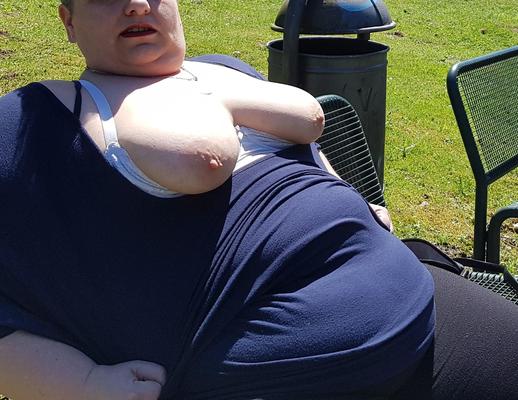 Fat, le vieux SSBBW allemand clignote dans le parc public