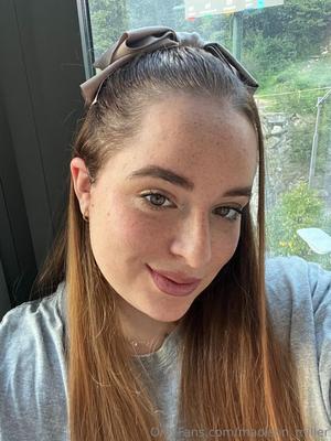 Madison seins énormes seins gros cul fille de beauté poilue fille mélangée