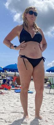 Les corps matures inconscients sur la plage lesquels sont chauves