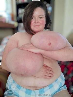 Peitos enormes