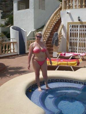 Big Barby en la piscina