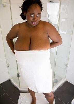 UNE BELLE BLACK DODUE AVEC DE MAGNIFIQUES GROSSES MAMELLES