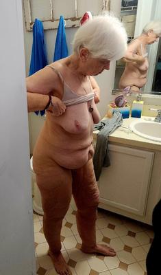 vieux cochon montrant ses vieux seins flasques