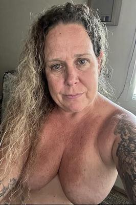 Granny posando