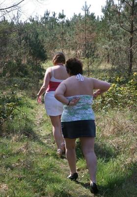 Deux Splendides Grosses Truies Gouines en Pleine Nature