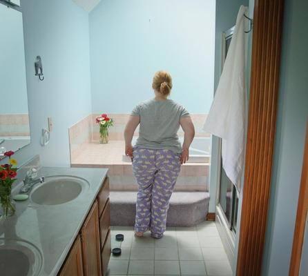 Une Délicieuse Grassouillette Dodue à la Toilette