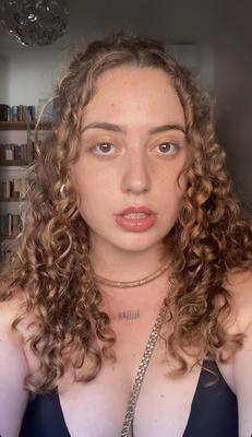 Elisabetta sehr sexy italienisches BBW Girl mit lockigem Haar und Big Bu